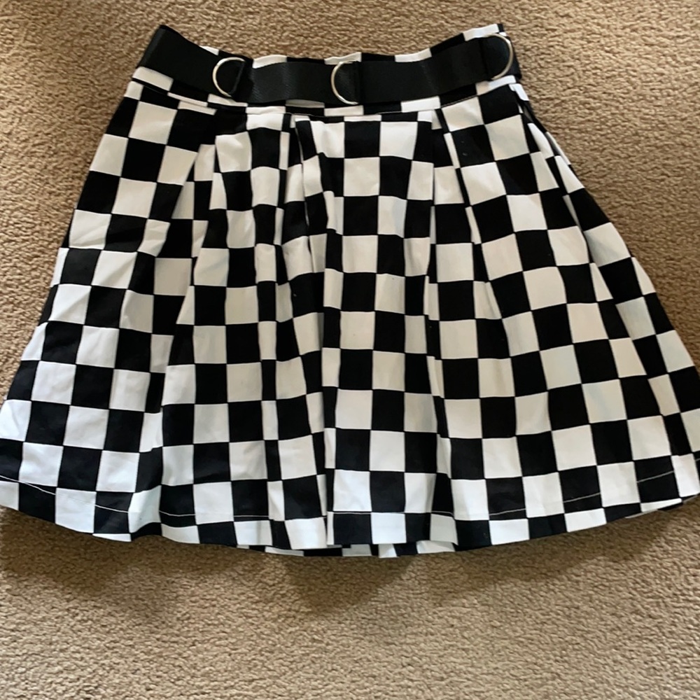 Checkered Pleated skirt with non-removable belt